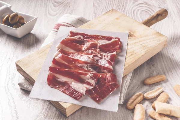 Prosciutto iberico di mais su tavola di legno Immagine Stock