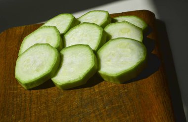 Ahşap zemin üzerinde taze kabak. 