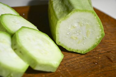 Ahşap zemin üzerinde taze kabak. 