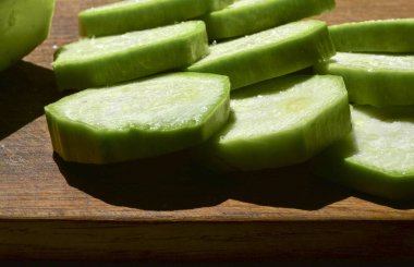 Ahşap zemin üzerinde taze kabak. 