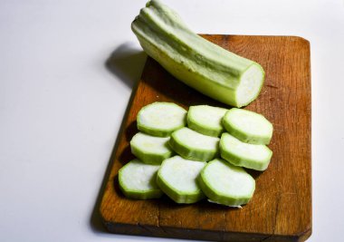 Ahşap zemin üzerinde taze kabak. 