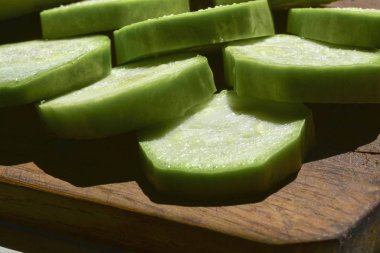 Ahşap zemin üzerinde taze kabak. 