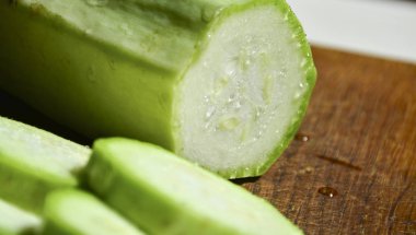 Ahşap zemin üzerinde taze kabak. 