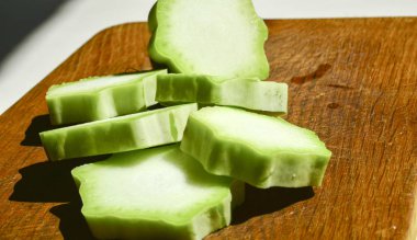 Ahşap zemin üzerinde taze kabak. 