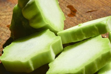 Ahşap zemin üzerinde taze kabak. 