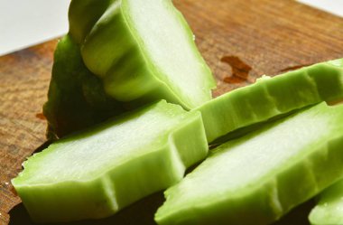 Ahşap zemin üzerinde taze kabak. 