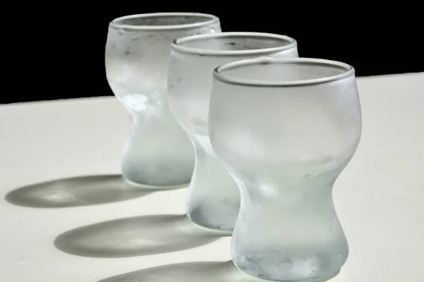 Vasos Vodka Cubiertos Escarcha Después Del Enfriamiento —  Fotos de Stock