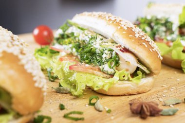 hızlı abur cubur lezzetli sosisli sandviç küçük kiraz domates yakın masada sulu yeşil ve Barbekü soslu