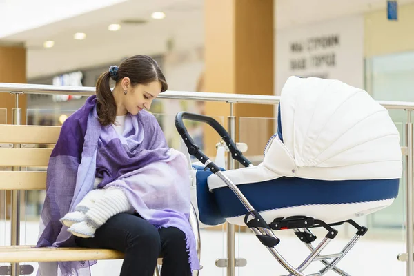 Jeune Femme Européenne Avec Étole Violette Allaite Son Petit Enfant — Photo