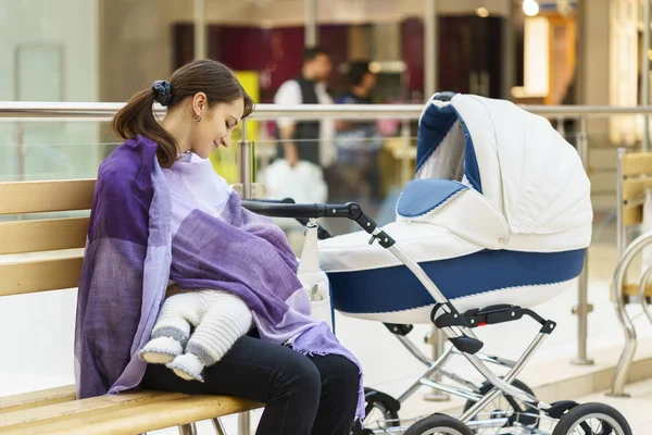 Joven Mujer Europea Con Estola Violeta Está Amamantando Pequeño Hijo — Foto de Stock