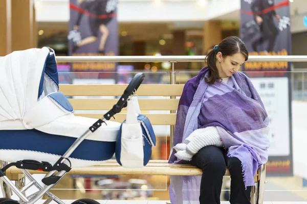 Jeune Femme Européenne Avec Étole Violette Allaite Son Petit Enfant — Photo