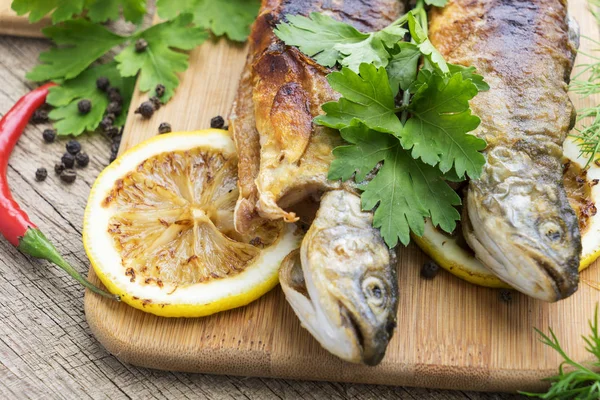 Dos Pescados Fritos Salmón Con Hierbas Aromáticas Limón Sobre Tabla —  Fotos de Stock