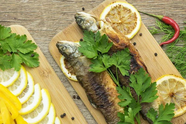 Dos Pescados Fritos Salmón Con Hierbas Aromáticas Limón Sobre Tabla —  Fotos de Stock