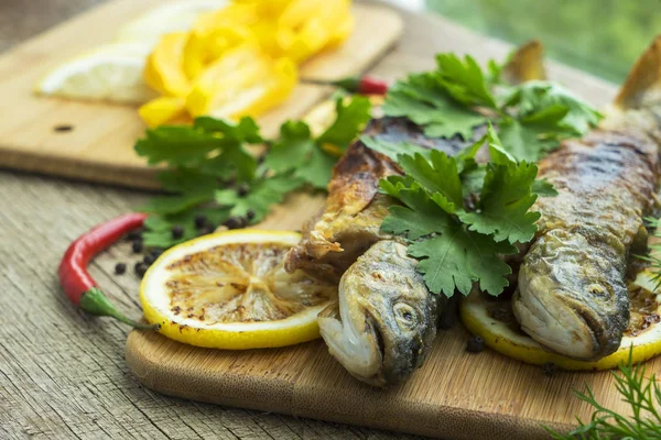 Dos Pescados Fritos Salmón Con Hierbas Aromáticas Limón Sobre Tabla —  Fotos de Stock