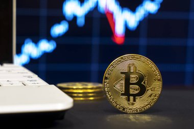 laptop grafik arka planı ile yakın bir kripto para birimi sembolü bitcoin