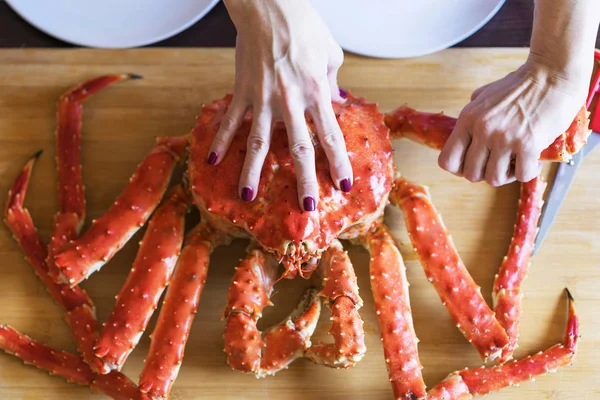 Mãos Mulheres Com Unhas Vermelhas Está Tomando Perna Grande Caranguejo — Fotografia de Stock