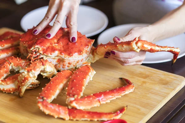 Mãos Mulheres Com Unhas Vermelhas Está Tomando Perna Grande Caranguejo — Fotografia de Stock