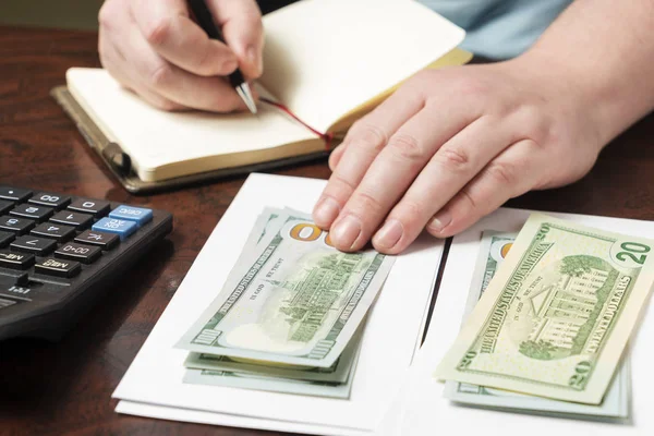 Mens elele dolar, hesap makinesi giderleri sayma ve bazı şey Not kitap yazma