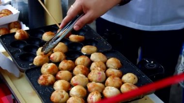 Sıcak tava pişirme Takoyaki. İnsanlar kan hizmet müşteri için ızgara