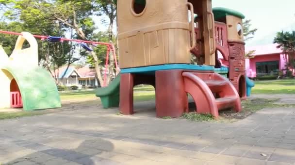 Taman Bermain Dan Peralatan Bermain Menunggu Beberapa Anak Datang Untuk — Stok Video