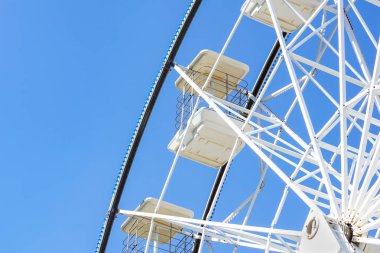 Panoramik tekerlek. Alt görünümü aşağı doğru dönen bir dönme dolap