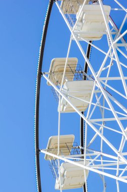 Panoramik tekerlek. Alt görünümü aşağı doğru dönen bir dönme dolap