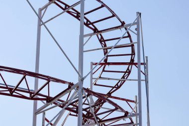 Rollercoaster akşam mavi gökyüzü karşı