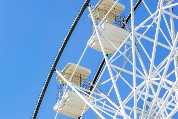 Roda panorâmica. Vista interior de uma roda gigante girando para baixo — Fotografia de Stock