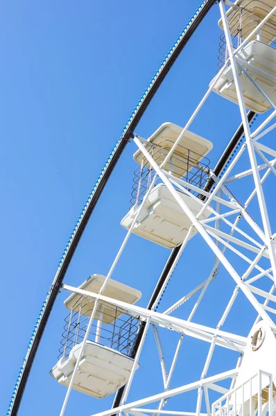 Panorámás kerék. Alsó kilátás a ferris kerék forog lefelé — Stock Fotó