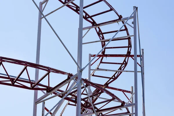 Rollercoaster contro il cielo blu la sera — Foto Stock