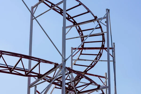 Rollercoaster contro il cielo blu la sera — Foto Stock