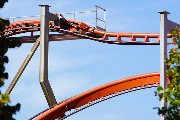 Rollercoaster akşam mavi gökyüzü karşı — Stok fotoğraf