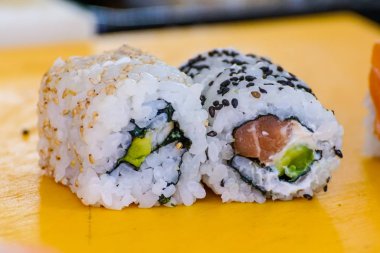 Şef closeup hazırlanıyor Japon yemekleri eller. suşi restoranında yapmak.