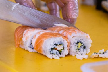 Şef closeup hazırlanıyor Japon yemekleri eller. suşi restoranında yapmak.