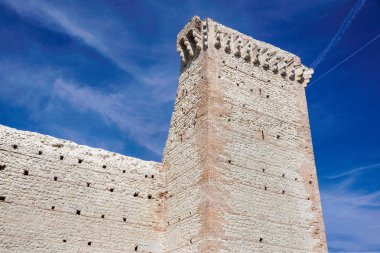 eski ortaçağ kalesi kalıntıları ediyor. müstahkem duvar ve kule ayrıntı tuğla