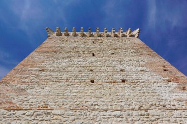 eski ortaçağ kalesi kalıntıları ediyor. müstahkem duvar ve kule ayrıntı tuğla