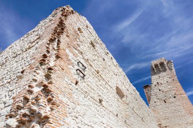eski ortaçağ kalesi kalıntıları ediyor. müstahkem duvar ve kule ayrıntı tuğla