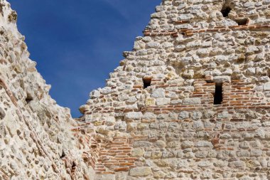 eski ortaçağ kalesi kalıntıları ediyor. müstahkem duvar ve kule ayrıntı tuğla