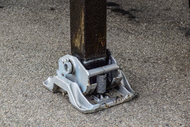 Genişletilmiş yan kamyon avara demiri stabilizatör. Mobil Teleskopik vinç için destek.