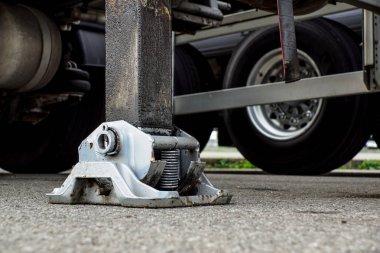 Genişletilmiş yan kamyon avara demiri stabilizatör. Mobil Teleskopik vinç için destek.