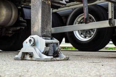 Genişletilmiş yan kamyon avara demiri stabilizatör. Mobil Teleskopik vinç için destek.