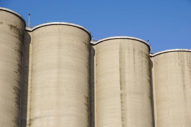 Dış görünümü bir çimento fabrikası, depolama siloları