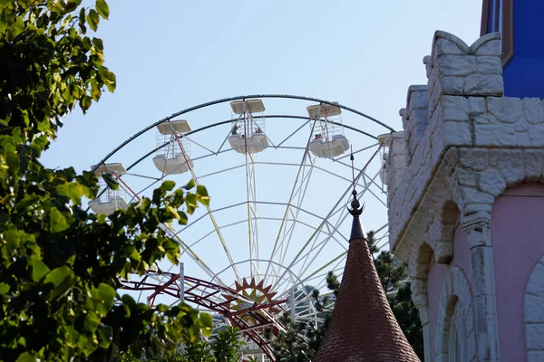 Roue panoramique. Vue du dessous d'une roue ferris tournant vers le bas — Photo