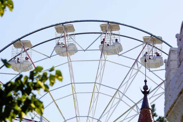 Panoramiczne koła. Widok od spodu ferris koło obrotowe w dół — Zdjęcie stockowe