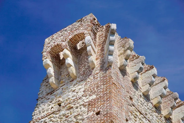 Rovine del vecchio castello medievale. muratura fortificata e dettaglio torre in mattoni — Foto Stock