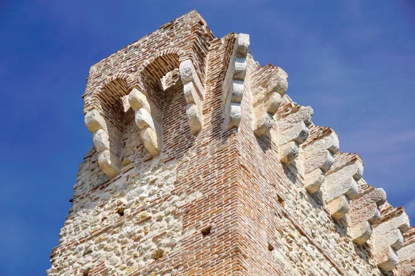 Rovine del vecchio castello medievale. muratura fortificata e dettaglio torre in mattoni — Foto Stock