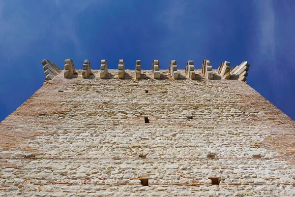 Ruinerna av gamla medeltida slott. befäst mur och tornet detalj tegel — Stockfoto