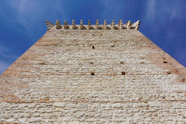 Руїни старого середньовічного замку. укріплена стіна та деталь вежі цегла — стокове фото