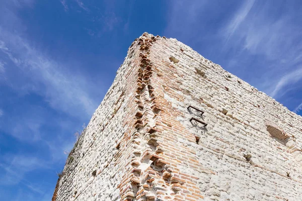 Rovine del vecchio castello medievale. muratura fortificata e dettaglio torre in mattoni — Foto Stock