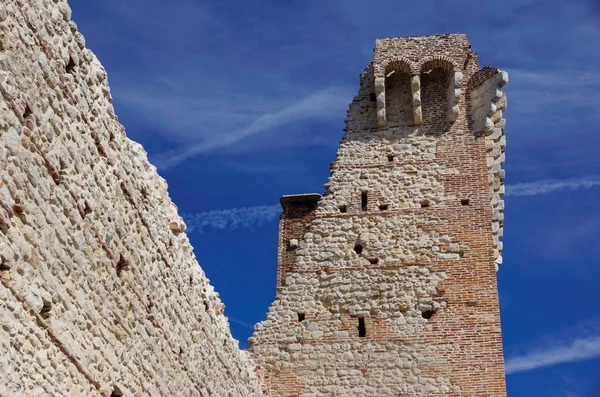 Ruínas do antigo castelo medieval. parede fortificada e tijolo detalhe torre — Fotografia de Stock